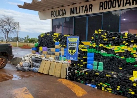 Polícia apreende mais de 3 t de maconha e recupera veículos roubados.