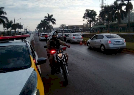 Fila por vacina contra a Covid tem acidente, reclamação e 'sono' dentro do carro.