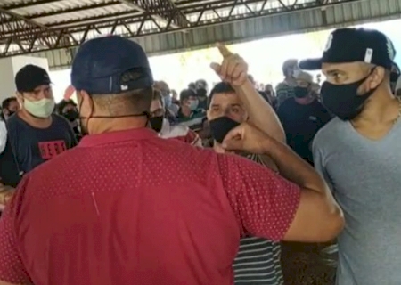 Juscelino Cabral questiona multas de trânsito em dia de manifestação do comércio.