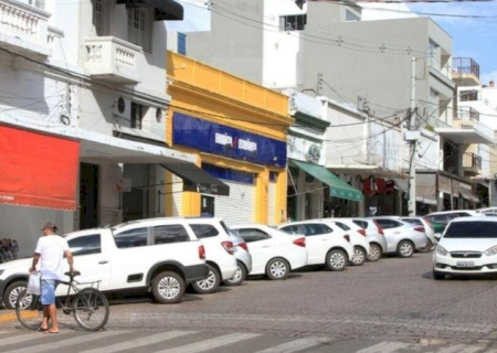 Corumbá também contraria decreto e autoriza o funcionamento do comércio.