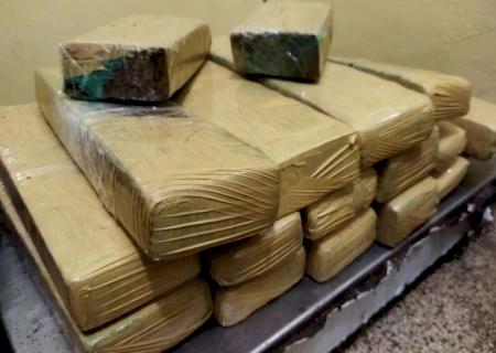 Moradora de Goiás é presa carregando drogas em ônibus na região de Dourados.