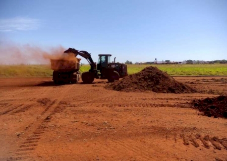 Obras no Aeroporto de Dourados estão em fase de terraplanagem e pavimentação.