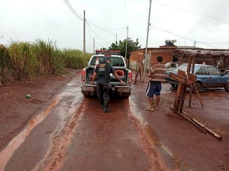 FAMÍLIAS RECEBEM LONA PARA PROTEGER MORADIAS DA CHUVA EM DOURADOS.