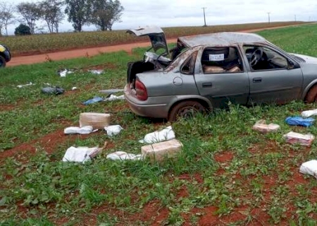 Mulher capota carro em Dourados carregado de produtos do Paraguai