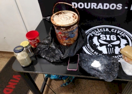 Mãe é presa acusada de usar o filho na venda de droga