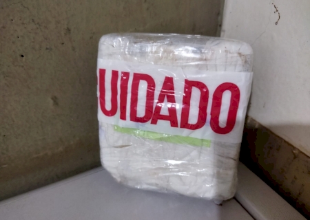 PRF apreende passageiro de táxi com cocaína em Dourados