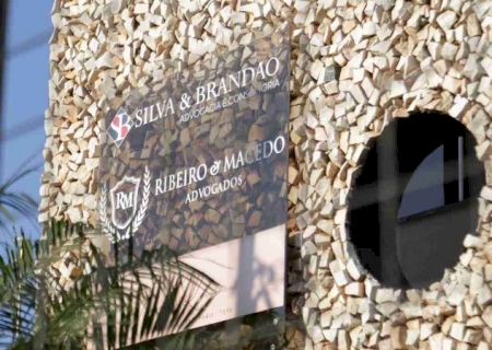 Marido e filha de investigada por fraude em licitação da SAD têm cargos de confiança no governo Reinaldo