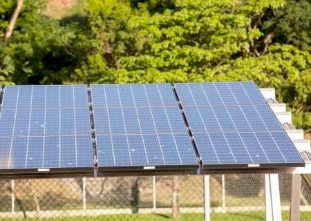 Adesão a energia solar cresce 44% impulsionada por conta de luz alta