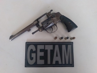 Jovem é preso pela PM com maconha e arma de fogo no Jardim Guaicurus