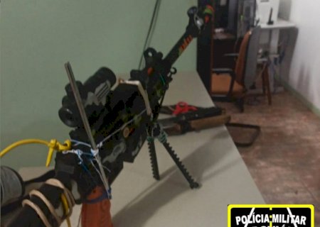 OPERAÇÃO HÓRUS/MS: PMR prende indivíduo com armas brancas e simulacro de fuzil