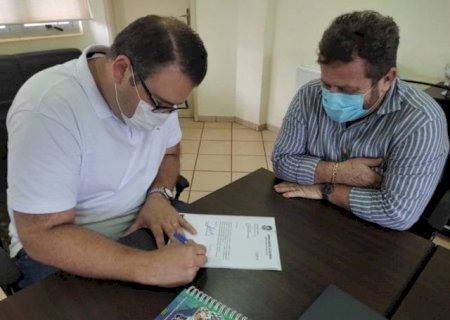 ALAN GUEDES, COM LAUDIR MUNARETTO, SANCIONA LEI APROVADA PELOS VEREADORES.