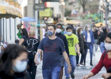 Alan anuncia decreto que só obriga uso de máscara em ambientes hospitalares