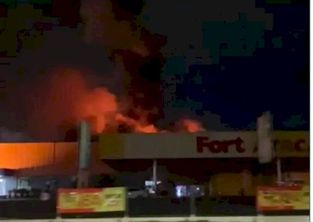 Incêndio atinge Fort Atacadista enquanto clientes fazem compras