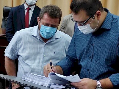 Juiz manda suspender pagamento de novo salário ao prefeito, vice e secretários
