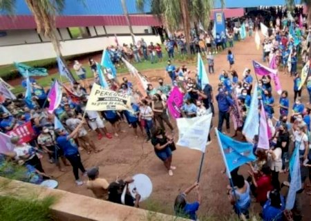 Professores da rede municipal decidem entrar em greve a partir de segunda-feira