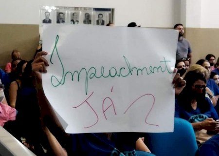 Professores pedem saída do prefeito de Dourados.