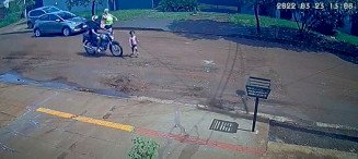 motociclista atropela criança em frente à escola e foge em Dourados