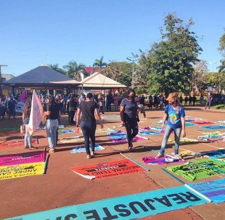 Professores em greve doam sangue e fazem protesto na prefeitura
