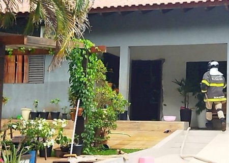 Princípio de incêndio assusta moradores em residência na região do Água Boa