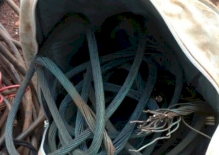 Jovem é flagrado furtando fios em prédio no bairro Parque dos Jequitibás