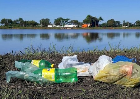 Após pescaria, lixo fica espalhado pelo Parque Antenor Martins