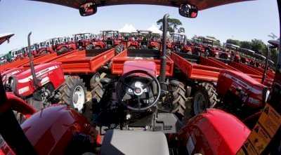 Governo do Estado entrega 3,8 mil máquinas agrícolas para 79 municípios