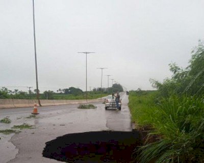 Após chuvas intensas, cratera é aberta na rodovia que liga Dourados a Itaporã