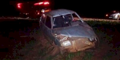 Homem é arremessado para fora de carro após capotar em rodovia de MS