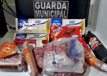 Jovem é preso furtando linguiça e pacotes de suco em mercado de Dourados