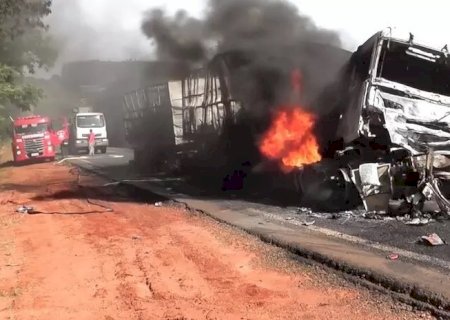 Carreta pega fogo e fica destruída após acidente envolvendo três veículos em MS