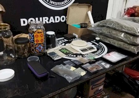 Polícia fecha ponto de distribuição de drogas comandado por universitários