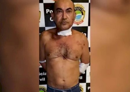 Homem mata esposa com 22 facadas na frente do filho