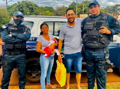 Policiais visitam bebê nascido após escolta até hospital em Dourados