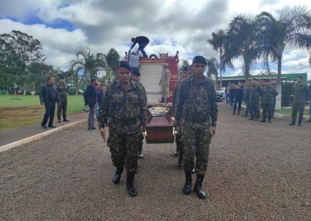 Ex-combatente é enterrado após cortejo em carro aberto e homenagens