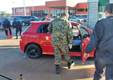 Dupla é executada em pátio de posto de combustíveis