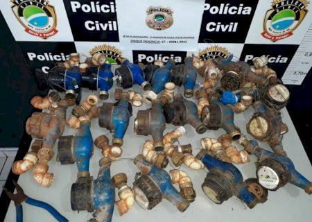 Dois são presos por furto em série de hidrômetros em Dourados