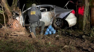 Homem fura bloqueio, bate carro e é preso com maconha