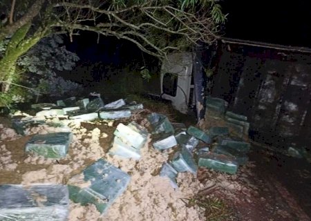 Motorista tomba caminhão com mais de 3 toneladas de maconha após tentativa de fuga em Dourados