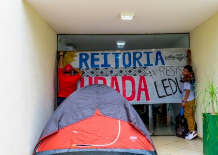 Estudantes invadem reitoria da UFGD contra extinção da Faculdade Indígena