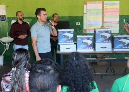 Recurso destinado por Marçal Filho garante projetores para escola Reis Veloso