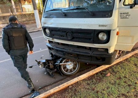 Motociclista fica gravemente ferido ao cruzar preferencial e 'parar' sob caminhão