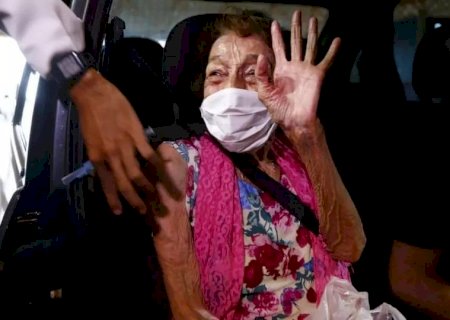 Morre a cantora Delinha aos 85 anos
