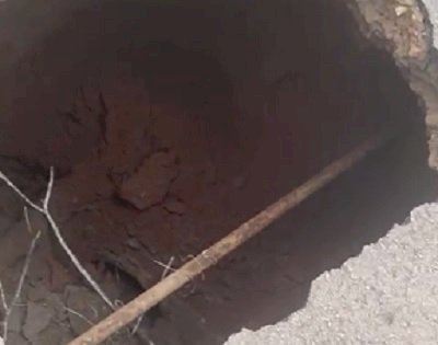 Cratera se abre no asfalto no Jardim Mônaco