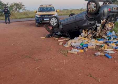 Traficante capota carro furtado com meia tonelada de maconha na MS-164