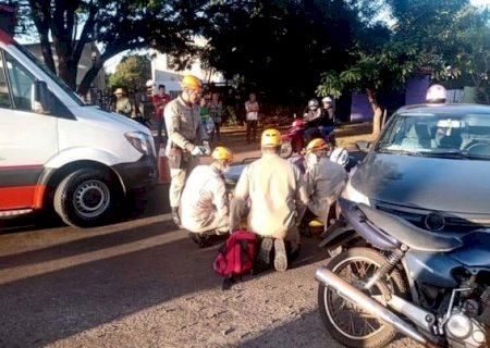 Duas pessoas ficam feridas após colisão em cruzamento no Jardim Maringá