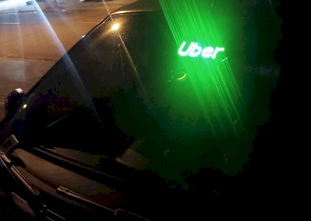 Veículos de transporte por aplicativo transita com letreiro luminoso sem fiscalização em Dourados