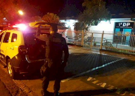 Jovens são flagrados fazendo sexo no chão de banheiro público em Dourados