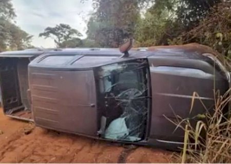 Caminhonete furtada é encontrada capotada em estrada vicinal