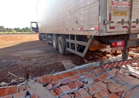 Caminhão com motorista embriagado derruba 20 metros muro ao manobrar o veículo