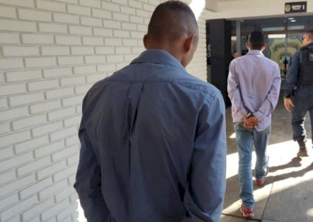 Dupla com extensa ficha criminal é presa levando carro com registro de furto/roubo à fronteira